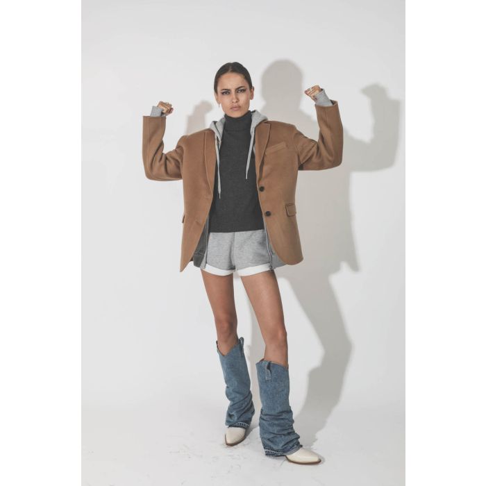 Pull col roulé gris anthracite logo noir en coton et laine Nash Marant Etoile. Porté en superposition avec une veste en laine et cachemire camel.