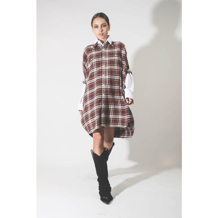 Robe chemise manches courtes à carreaux rouge écru r13. Portée en superposition avec une chemise blanche.