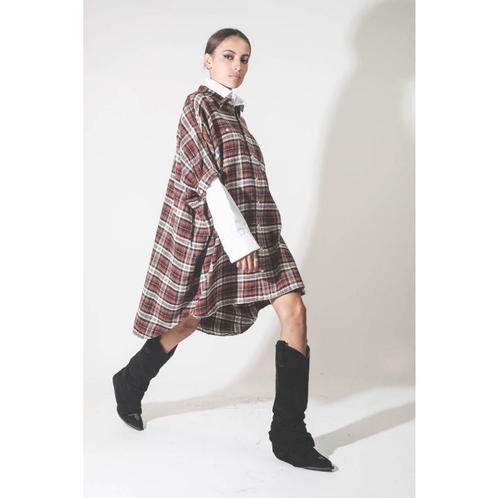 Robe chemise manches courtes à carreaux rouge écru r13. Porté avec des bottes santiags en cuir suédé noir.