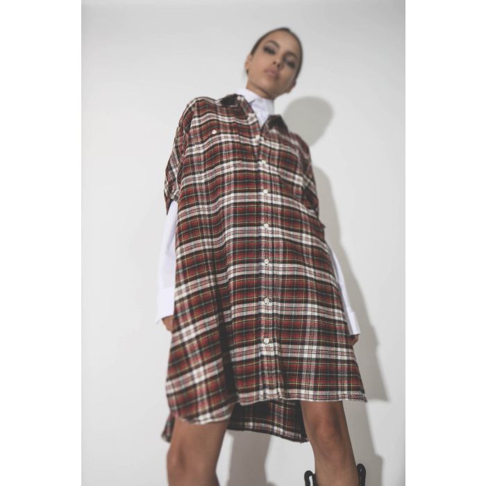 Robe chemise manches courtes à carreaux rouge écru r13. Porté de face.
