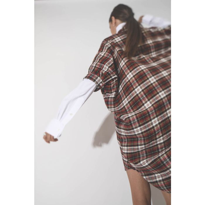 Robe chemise manches courtes à carreaux rouge écru r13. Détail manche courte boutonnée.