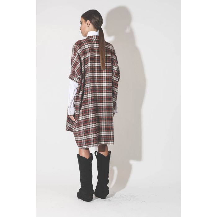 Robe chemise manches courtes à carreaux rouge écru r13. Porté de dos.
