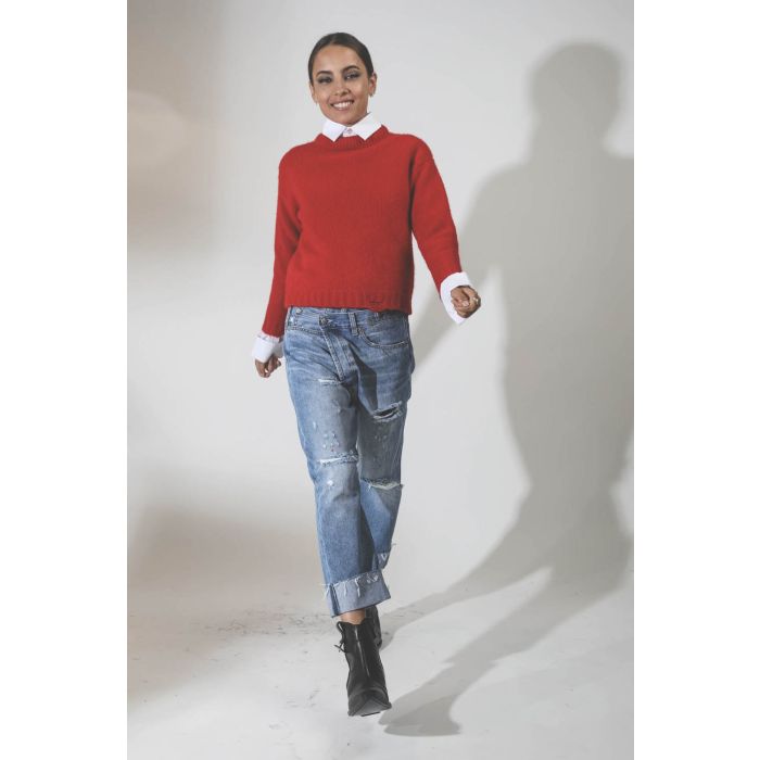 Jean Crossover bleu ciel déchiré delavage Emory r13. Porté avec un pull rouge.