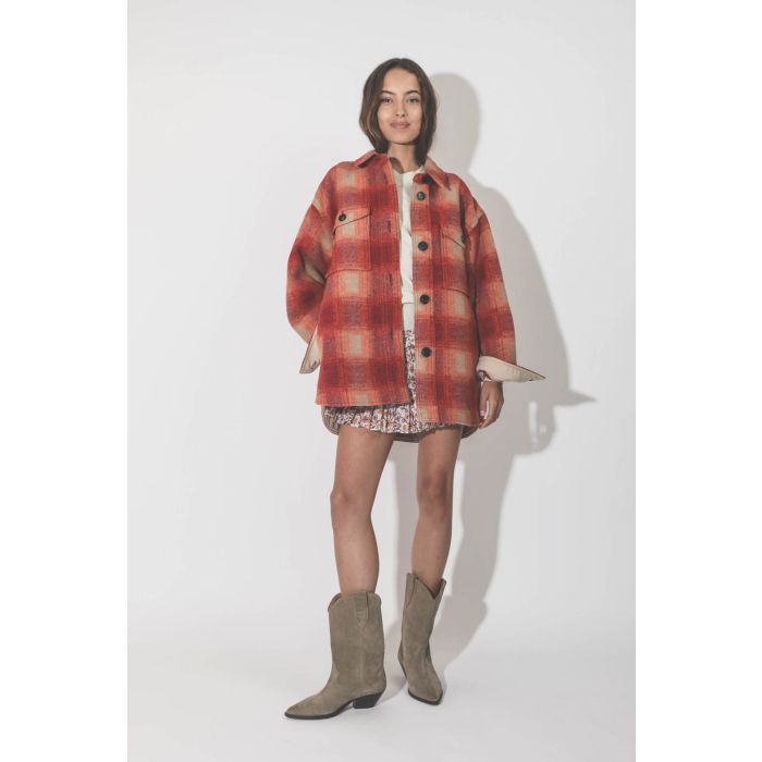 Veste Manteau forme chemise à carreaux orange Harveli Marant Etoile. Porté de face.
