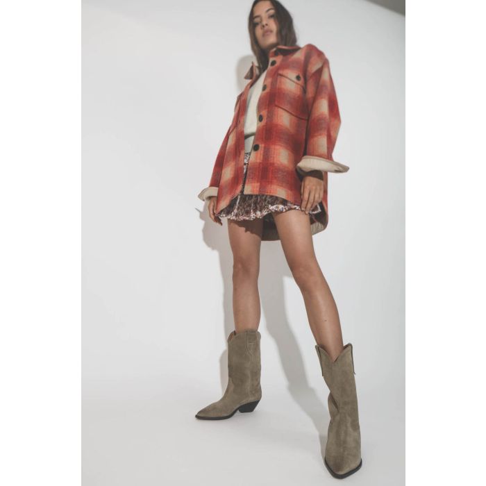 Veste Manteau forme chemise à carreaux orange Harveli Marant Etoile. Porté avec des Santiags.