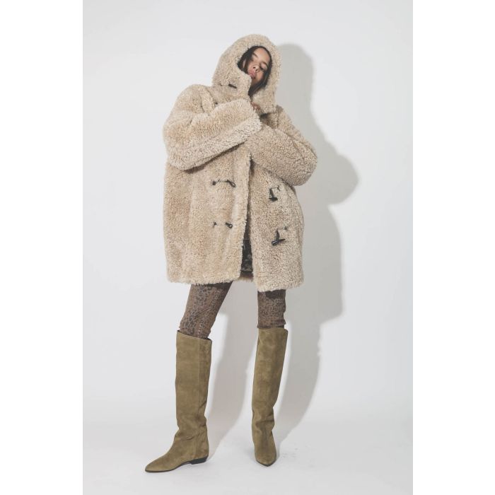Manteau 3/4 à capuche en fausse fourrure beige Florene Marant Etoile. Porté avec un jean slim léopard. 