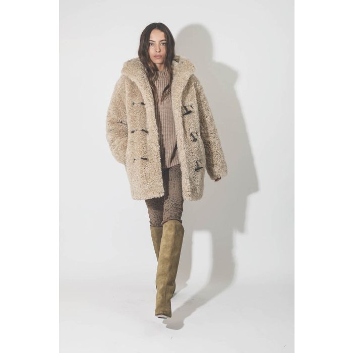 Manteau 3/4 à capuche en fausse fourrure beige Florene Marant Etoile. Porté de face ouvert.