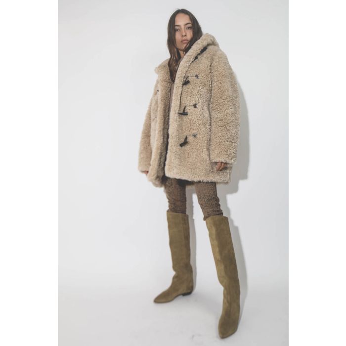Manteau 3/4 à capuche en fausse fourrure beige Florene Marant Etoile. Porté de profil.
