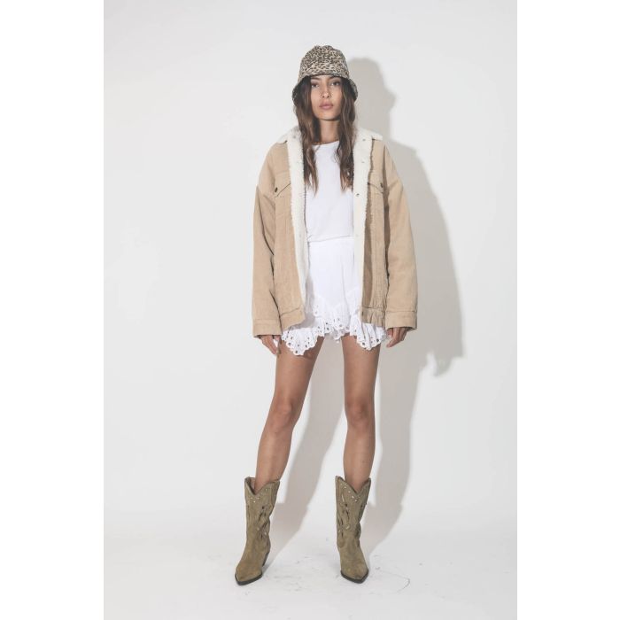 Veste en velours côtelée beige doublé de fausse fourrure Trucker Serena Denimist. Porté de face ouverte.