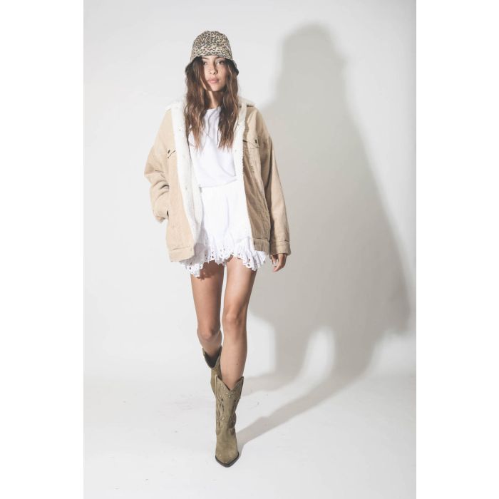 Veste en velours côtelée beige doublé de fausse fourrure Trucker Serena Denimist. Porté avec un bob léopard. 