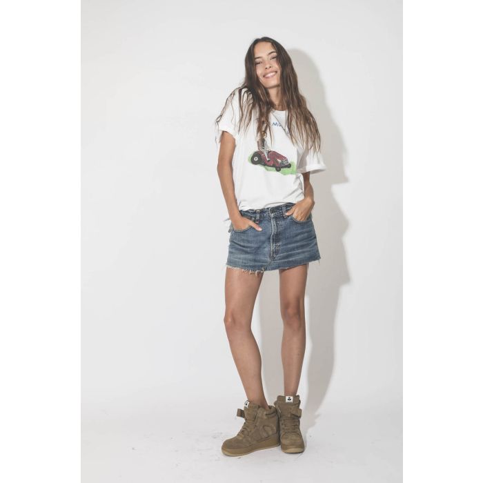 Tee-shirt humouristique manches courtes blanc Elon Mower Unfortunate Portrait. Porté avec une mini-jupe en jean. 