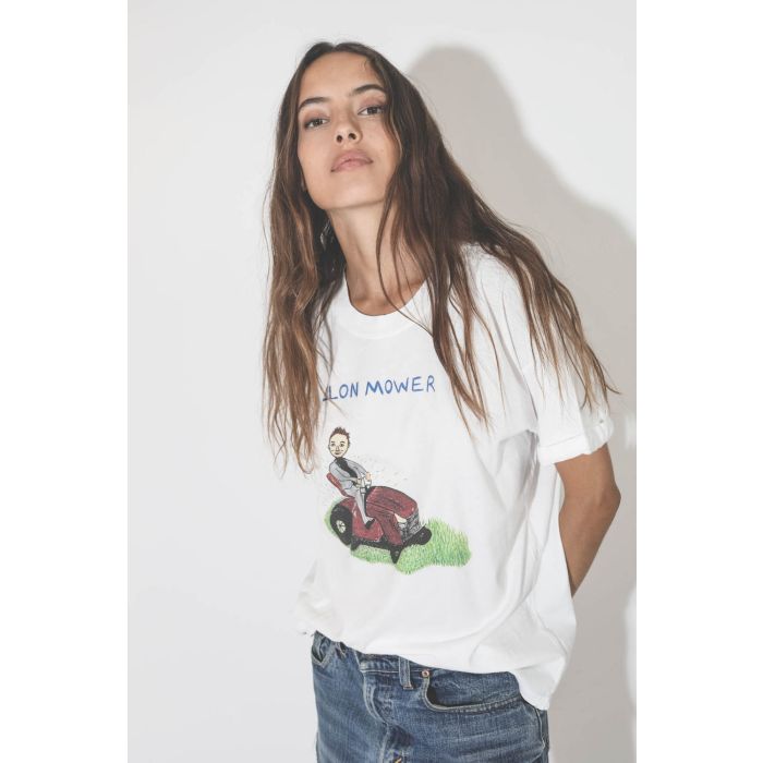 Tee-shirt humouristique manches courtes blanc Elon Mower Unfortunate Portrait. Détail du dessin.