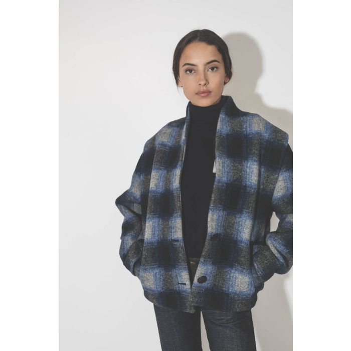 Veste manteau à carreaux bleus Drogo Marant Etoile. Porté avec un pull col roulé.