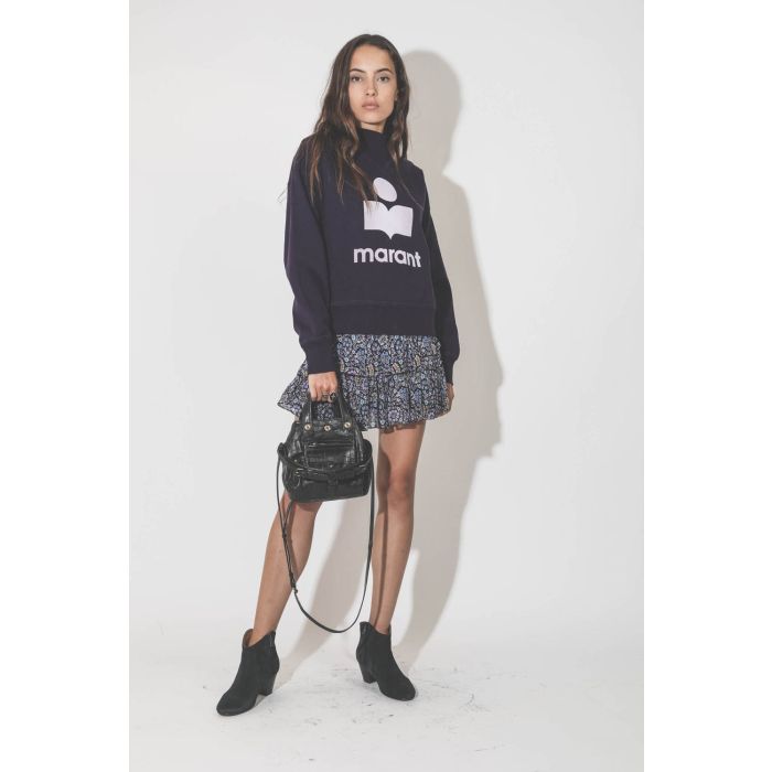 Sweat-shirt col montant prune Logo rose Moby Marant Etoile. Porté de face.