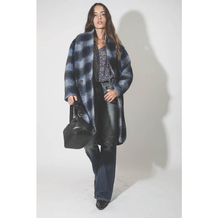 Manteau à carreaux bleus Gabriel Marant Etoile. Porté avec une blouse à fleurs bleues.