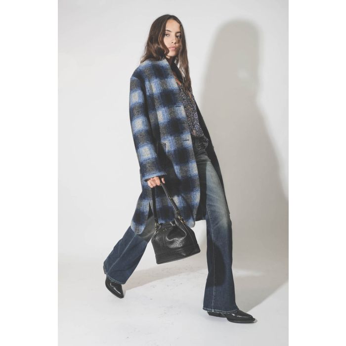 Manteau à carreaux bleus Gabriel Marant Etoile. Porté de profil.