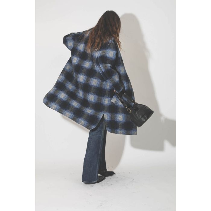 Manteau à carreaux bleus Gabriel Marant Etoile. Porté avec un jeans bleu foncé.