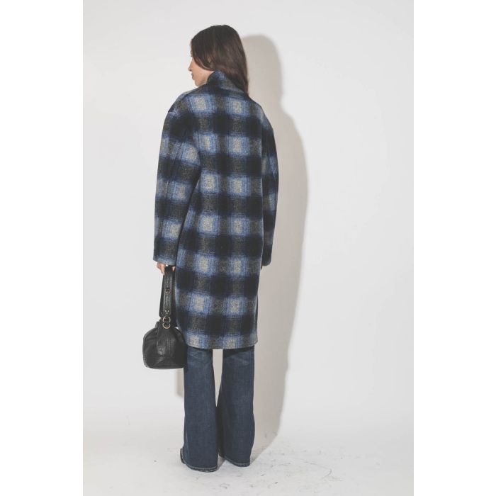 Manteau à carreaux bleus Gabriel Marant Etoile. Porté avec un sac boule noir.