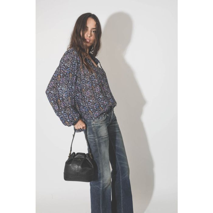 Blouse manches longues en viscose imprimée fleurs marine et bleu Daytonea Marant Etoile. Porté avec un mini-sac boule en cuir noir.
