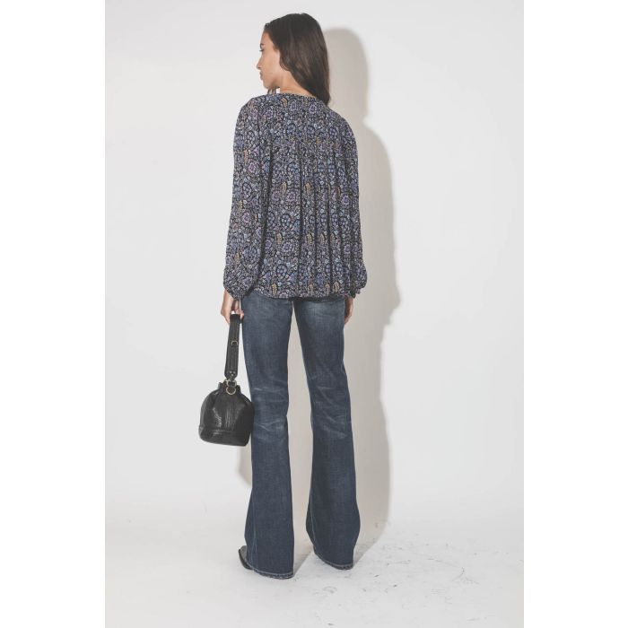 Blouse manches longues en viscose imprimée fleurs marine et bleu Daytonea Marant Etoile. Porté de dos.