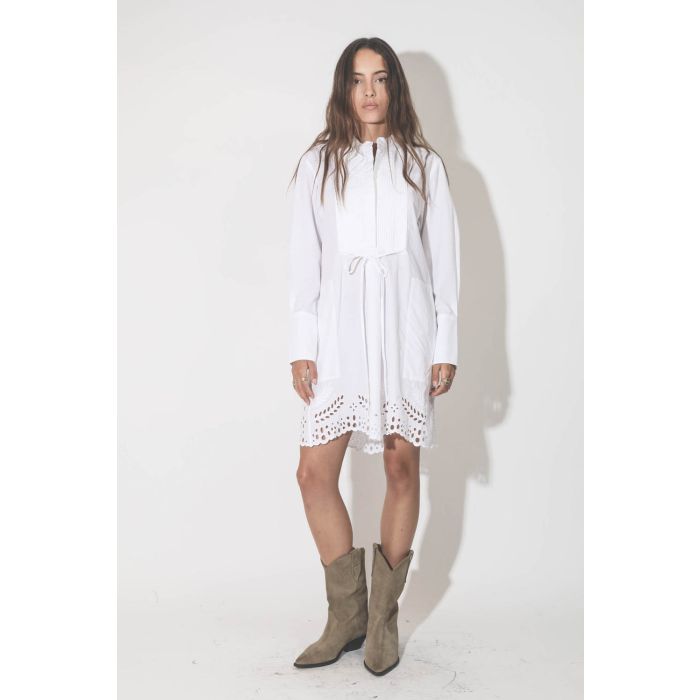 Robe manches longues au dessus du genou en popeline de coton blanc brodé Rehanna Marant Etoile. Porté de face.