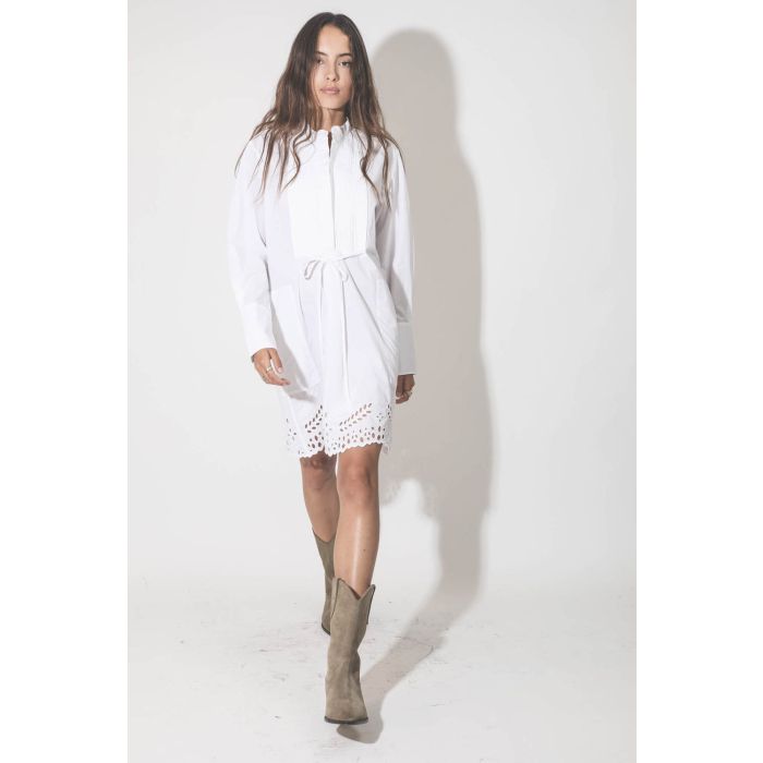 Robe manches longues au dessus du genou en popeline de coton blanc brodé Rehanna Marant Etoile. Porté avec des bottes Santiags.