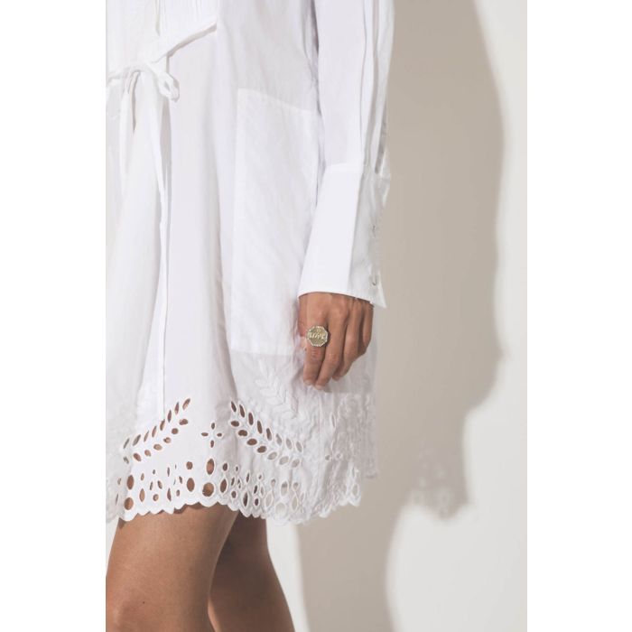 Robe manches longues au dessus du genou en popeline de coton blanc brodé Rehanna Marant Etoile. Détail de la broderie.