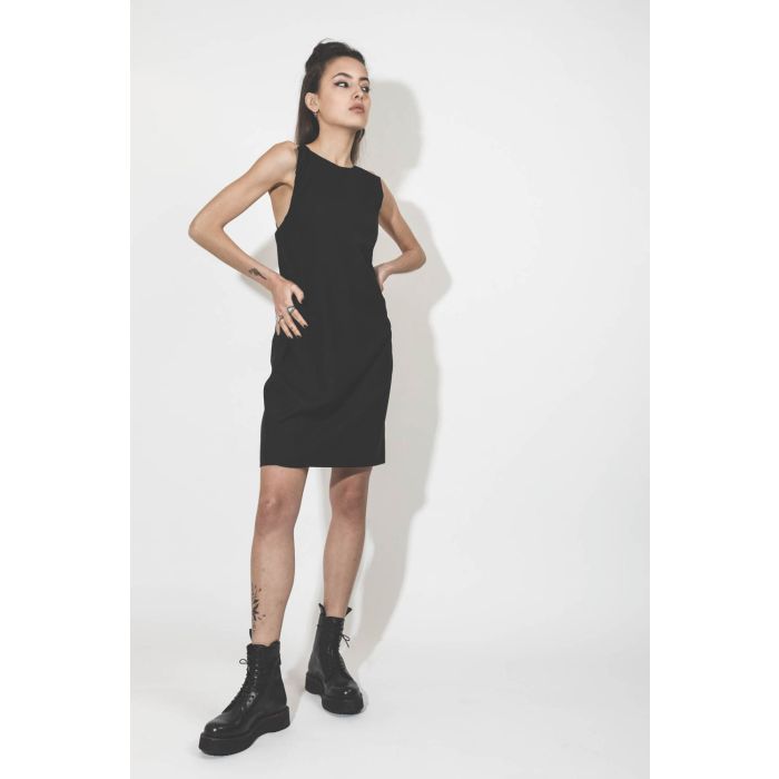 Robe noire dos nu Oxana Vautrait. Porté face. 