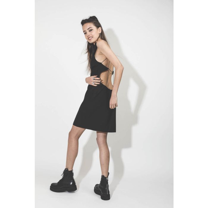 Robe noire dos nu Oxana Vautrait. Porté avec des rangers. 