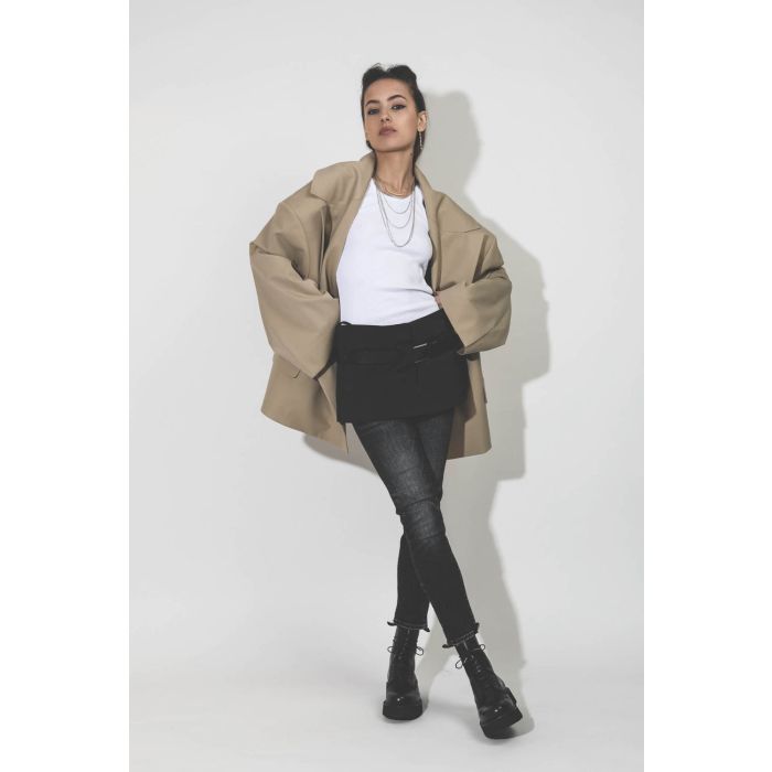 Blazer oversized beige Kristeva Vautrait. Porté face.  