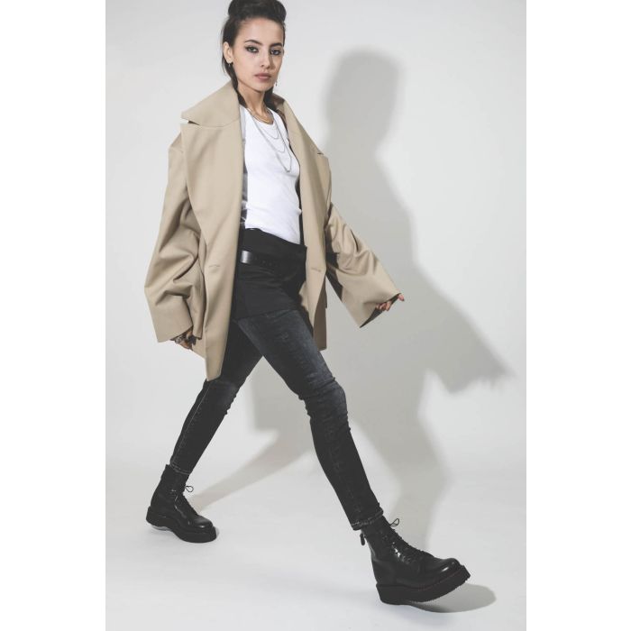 Blazer oversized beige Kristeva Vautrait. Porté de profil. 