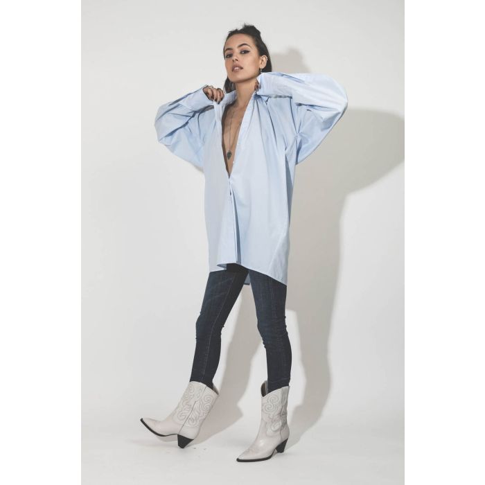 Chemise oversized en popeline bleue Marina Vautrait. Porté profil. 