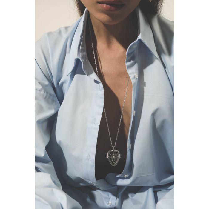 Chemise oversized en popeline bleue Marina Vautrait. Détail col. 