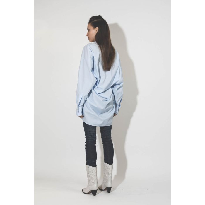 Chemise oversized en popeline bleue Marina Vautrait. Porté dos. 