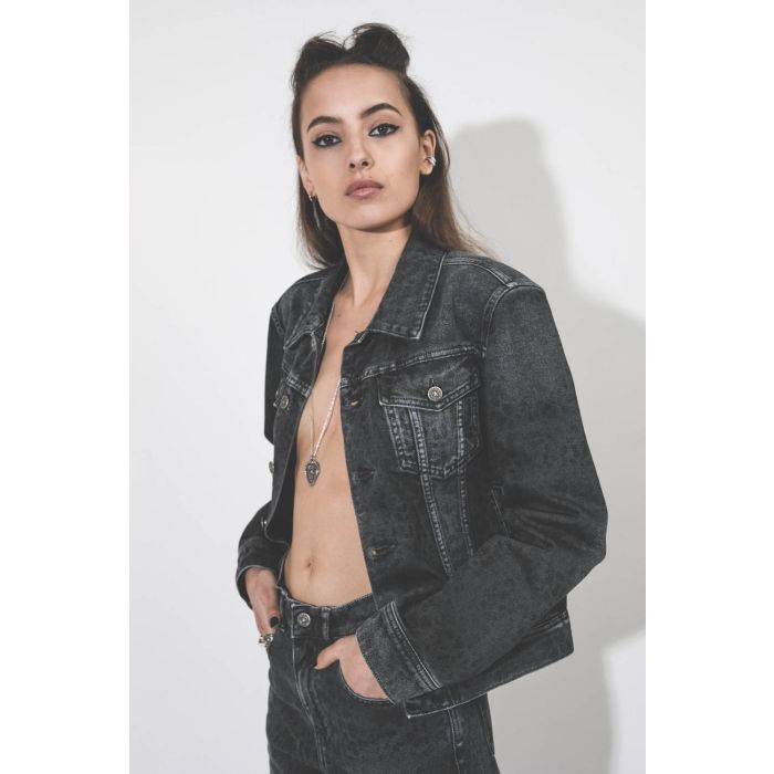 Ear cuffs slim zircon silver Tom Wood Project. Porté avec un blouson en jean. 