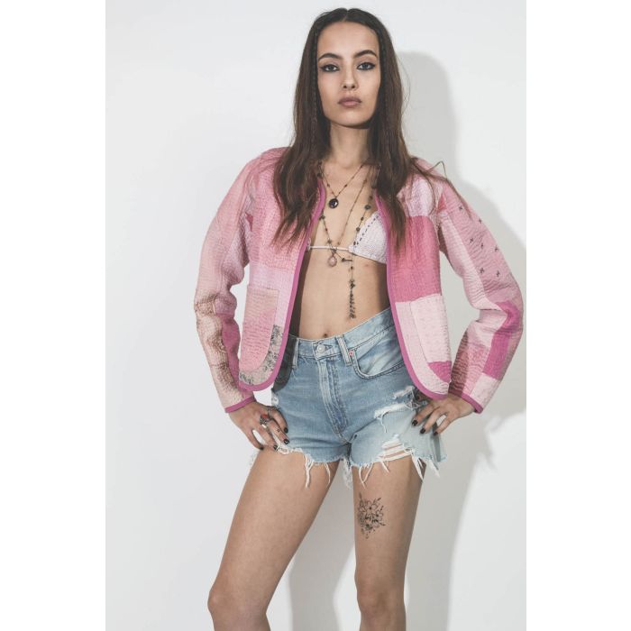 Short en jean déchiré bleu ciel Denimist. Porté avec une veste en boutis. 
