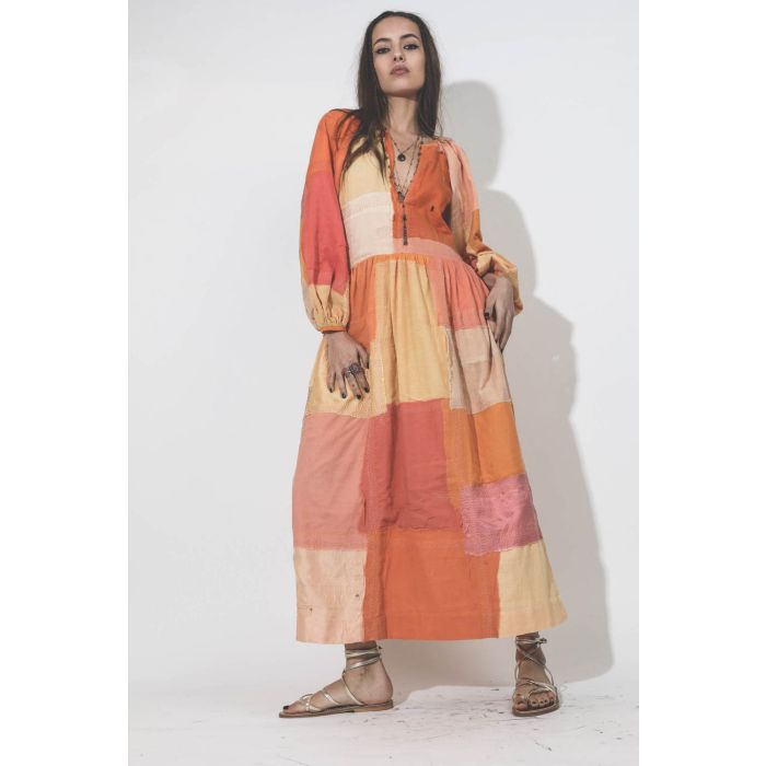 Robe longue patchwork orange Celeste Sari Dress Alix of Bohemian. Porté face. 