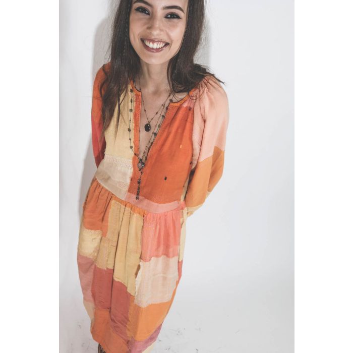 Robe longue patchwork orange Celeste Sari Dress Alix of Bohemian. Détail col V. 