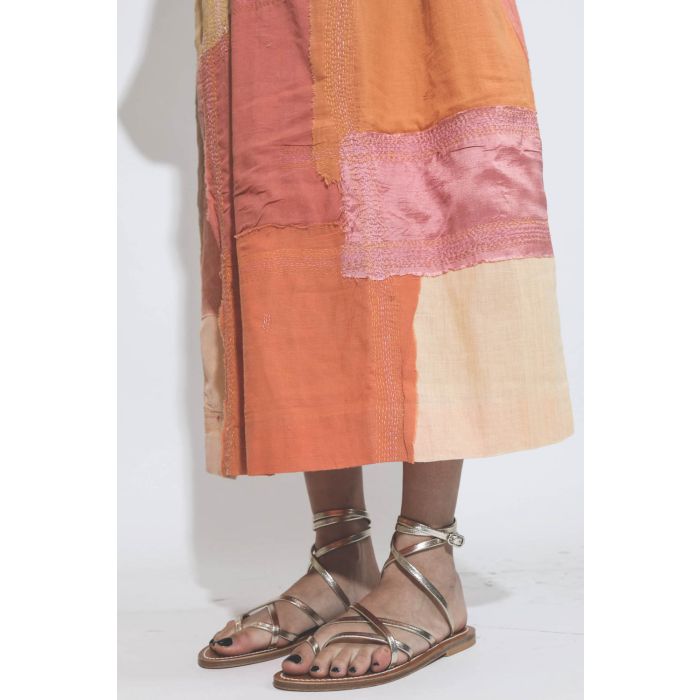 Robe longue patchwork orange Celeste Sari Dress Alix of Bohemian. Détail bas.