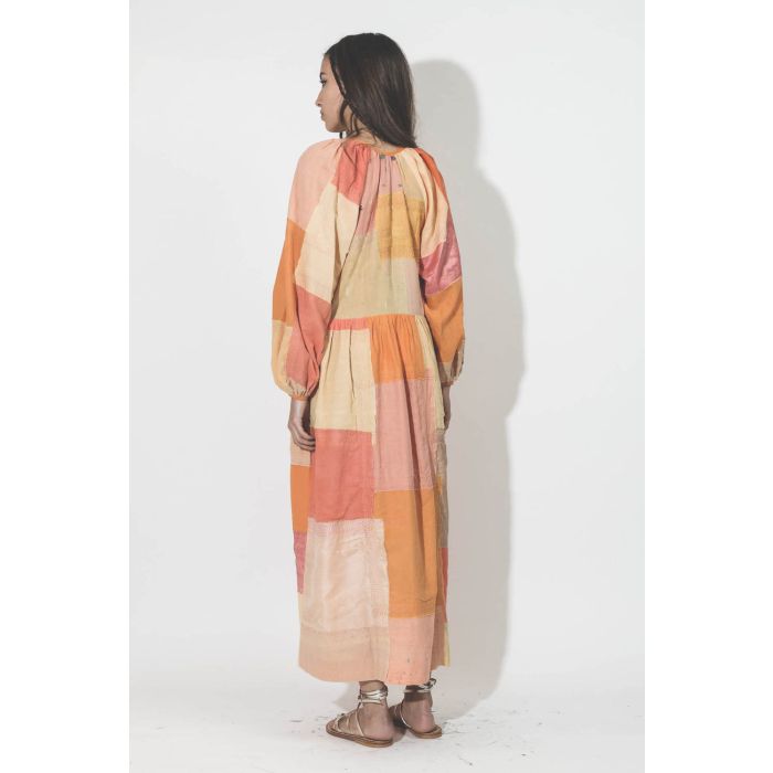 Robe longue patchwork orange Celeste Sari Dress Alix of Bohemian. Porté dos.