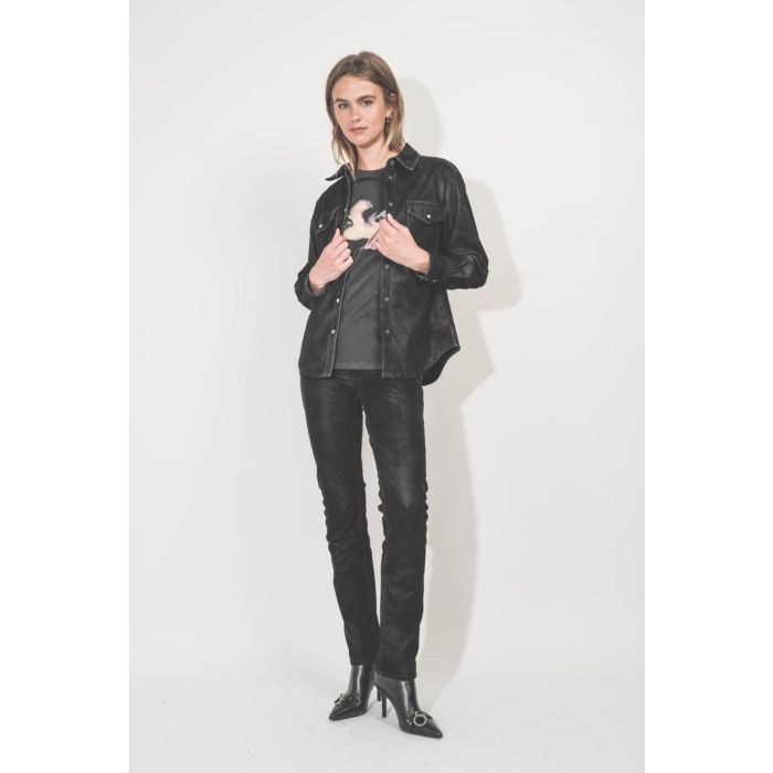 Pantalon Kelsie Isabel Marant Etoile en faux cuir noir. Porté de face avec une chemise coordonnée.