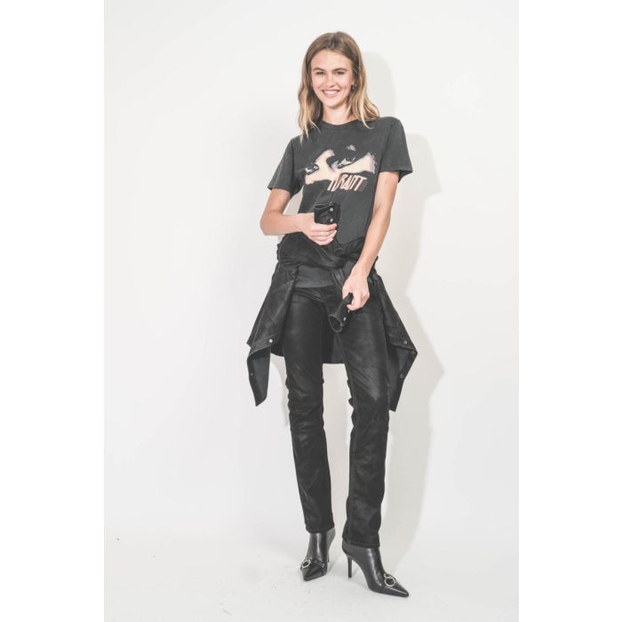 Pantalon Kelsie Isabel Marant Etoile en faux cuir noir. Porté de face avec un tee-shirt manches courtes noir. 
