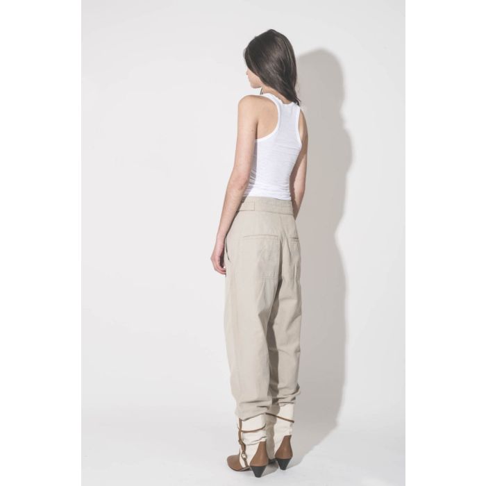 Pantalon Neriah Isabel Marant Étoile en toile de coton écru. Porté de dos avec un débardeur Isabel Marant Étoile.