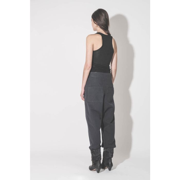 Pantalon Neriah Isabel Marant Étoile en coton et lin noir délavé, porté de dos avec un débardeur Isabel Marant Étoile.