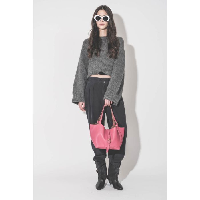 Pantalon Neriah Isabel Marant Étoile en coton et lin noir délavé, porté avec un mini-cabas en cuir rose Jérôme Dreyfuss.