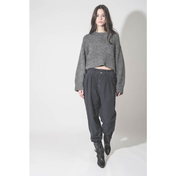 Pantalon Neriah Isabel Marant Étoile en coton et lin noir délavé, porté de face avec un pull court en alpaga Thibault Van Der Straete.
