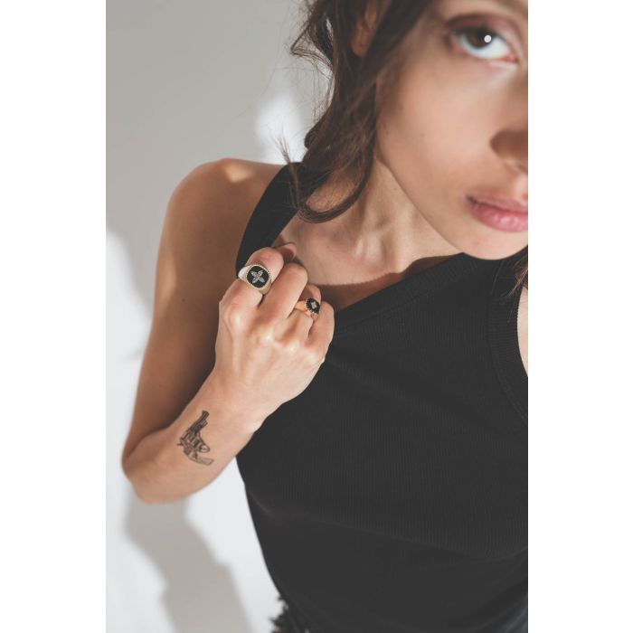 Bague chevalière Pierrot noir en or et diamants Pascale Monvoisin. Porté à l'annuaire avec la chevalière Bowie noire.