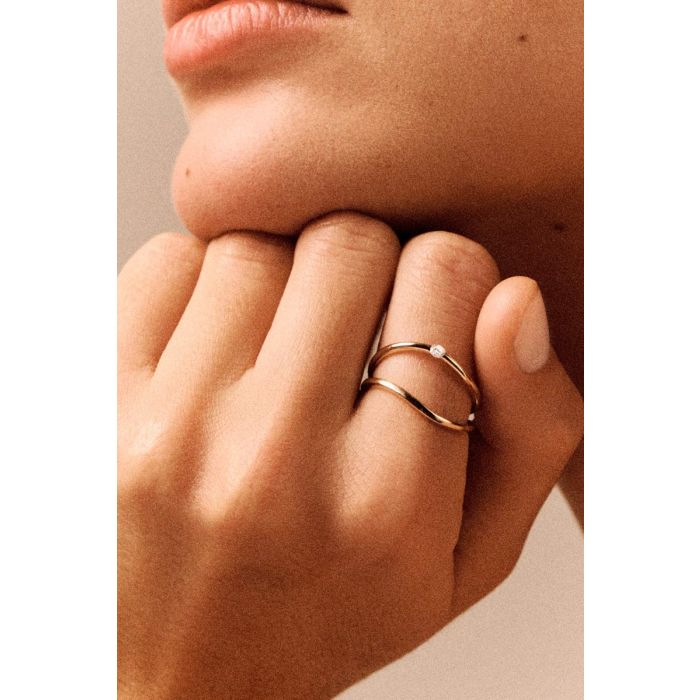 Bague Dune N° 2 Pascale Monvoisin en or jaune 9 carats et diamants, portée à l'index.