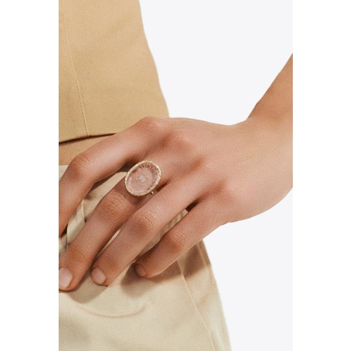 Bague L'amour Cristal Pascale Monvoisin en or jaune et cristal de roche gravé, portée au majeur.