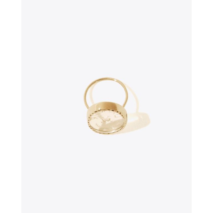 Bague L'amour Cristal Pascale Monvoisin en or jaune et cristal de roche gravé, vue de profil.